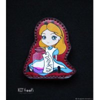 Держатель - брошь для наушников Alice In Wonderland - Alice With Bottle