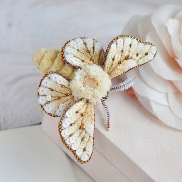 Брошь Silkworm