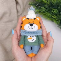 Мягкая игрушка Tiger With Snowman On Sweater