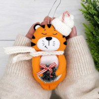 Мягкая игрушка Tiger With Christmas Wreath
