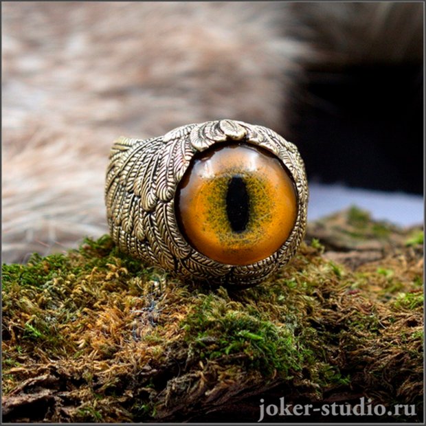 Кольцо with the eye of a golden cat