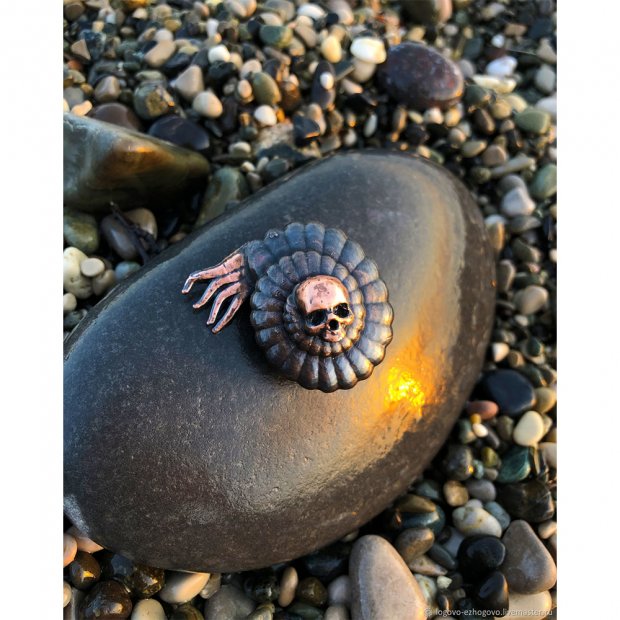 Брошь-булавка Nautilus with skull